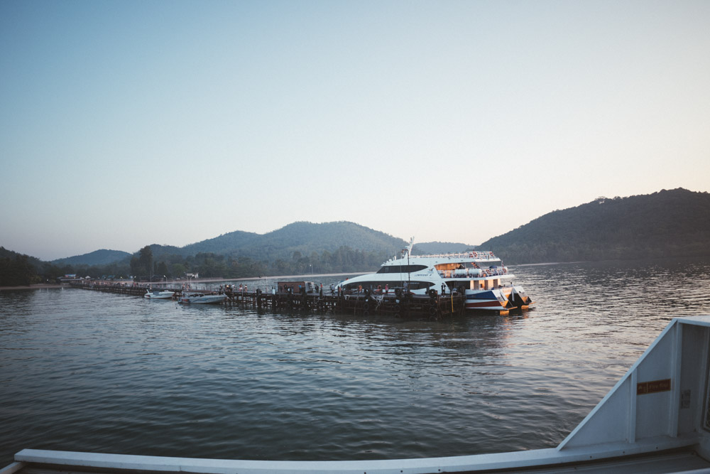 นั่งเรือไปเกาะเต่า
